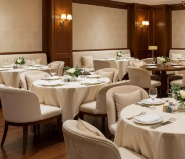 Szerokie ujęcie eleganckiego wnętrza restauracji De Hop B.V. z wygodnymi fotelami i oświetleniem w ciepłych barwach